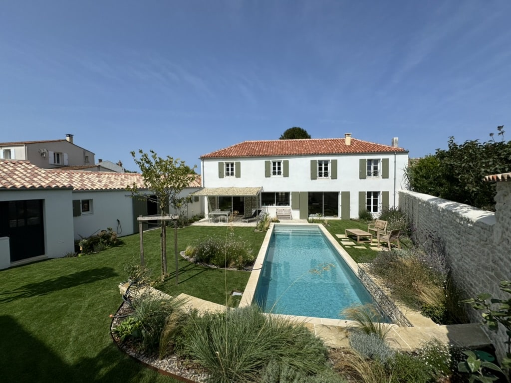 En Charente-Maritime, jardin spirale avec piscine et murets de pierre sèches