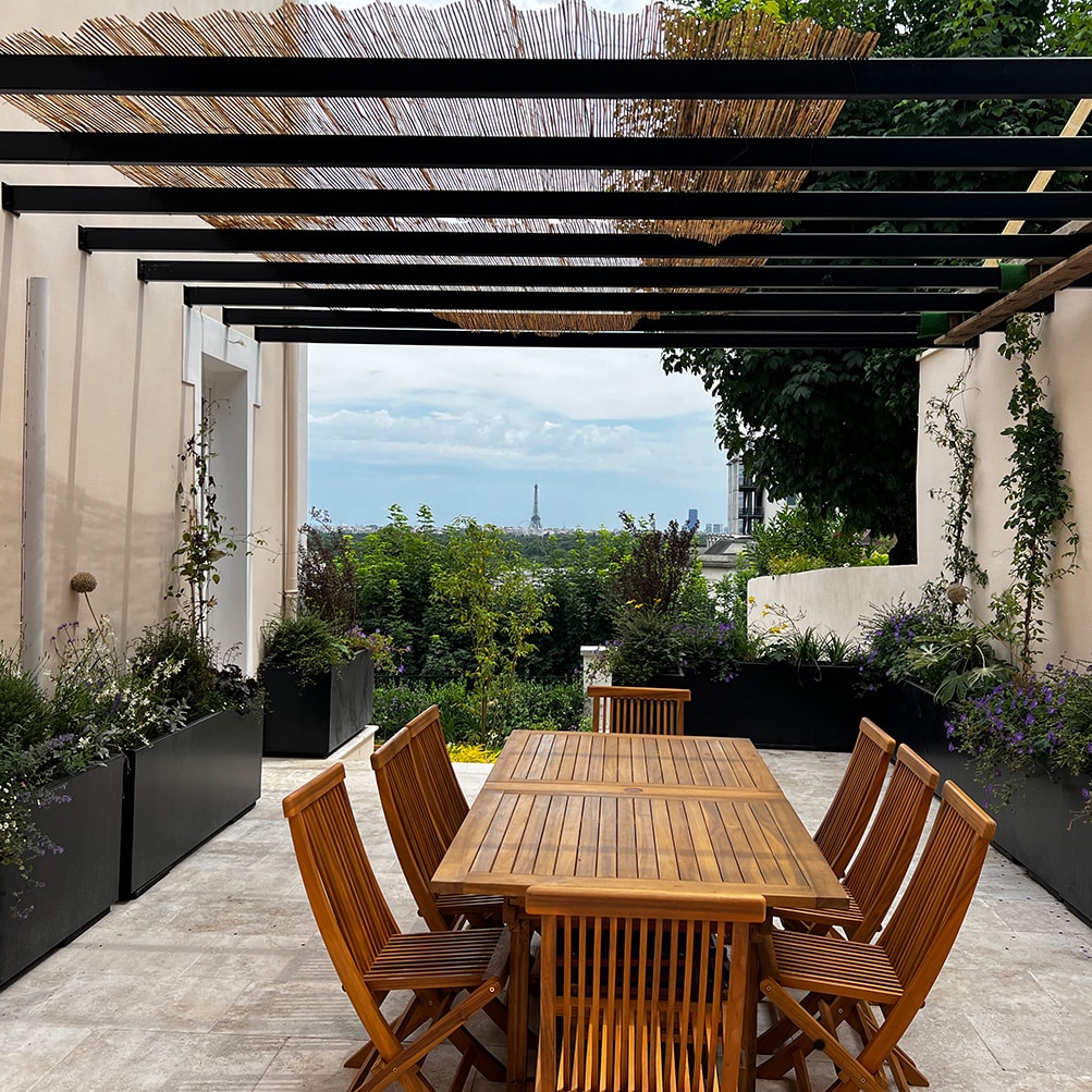 Jardin de ville et terrasse à Suresnes avec vue sur la Tour Eiffel