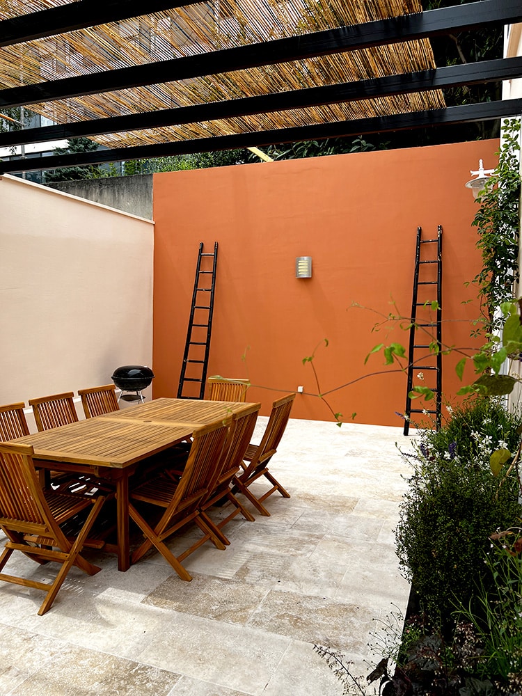 Jardin de ville et terrasse à Suresnes avec vue sur la Tour Eiffel